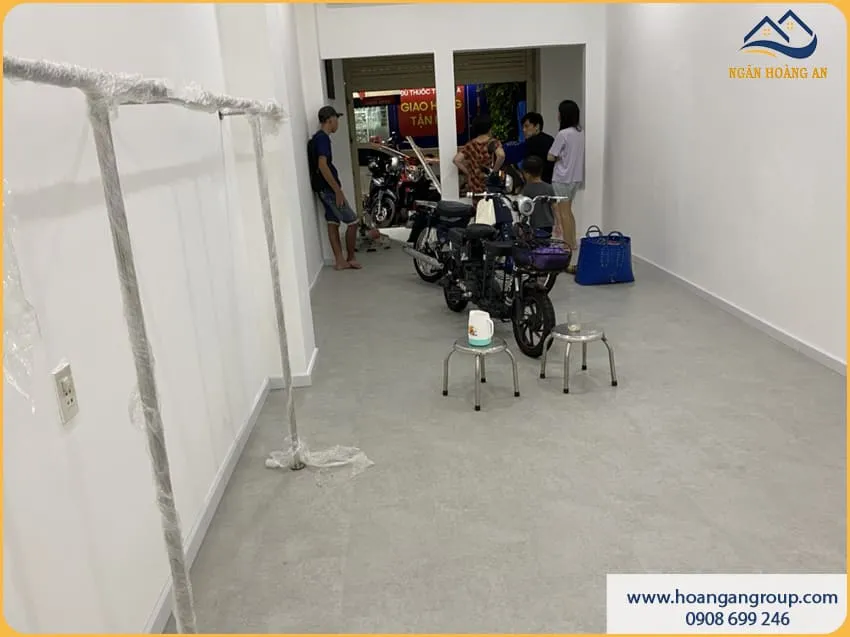Lát Sàn Nhựa Hèm Khoá Cho Shop Quần Áo