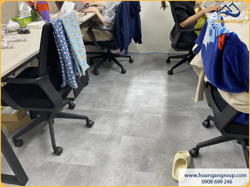 Lát Sàn Nhựa Hèm Khoá Cho Văn Phòng Công Ty Hiện Đại