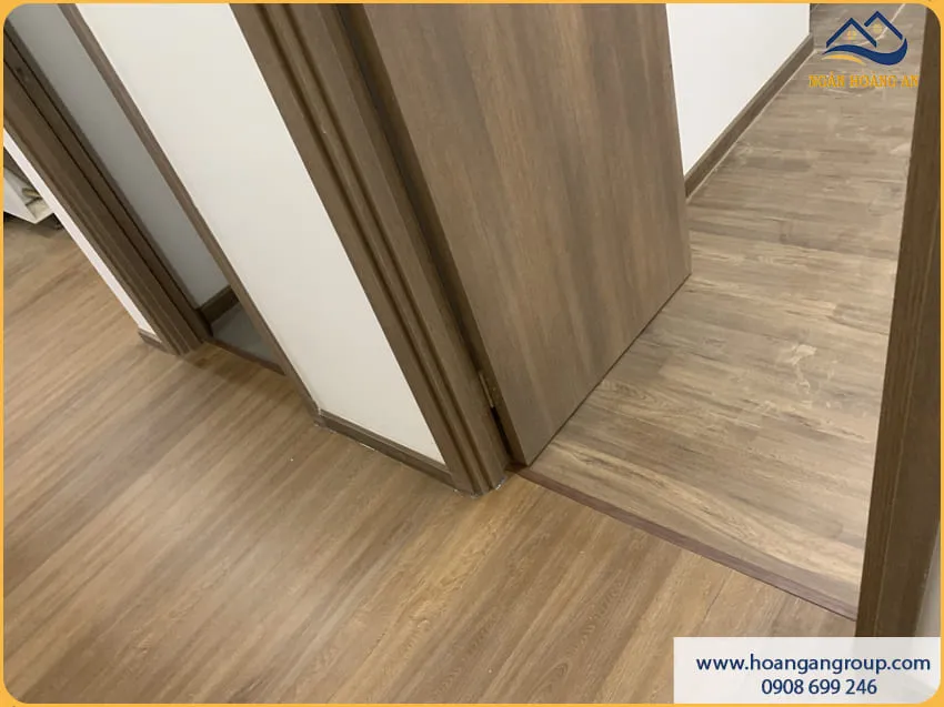 Lát Sàn Nhựa Hèm Khoá Màu Gỗ Cho Căn Hộ