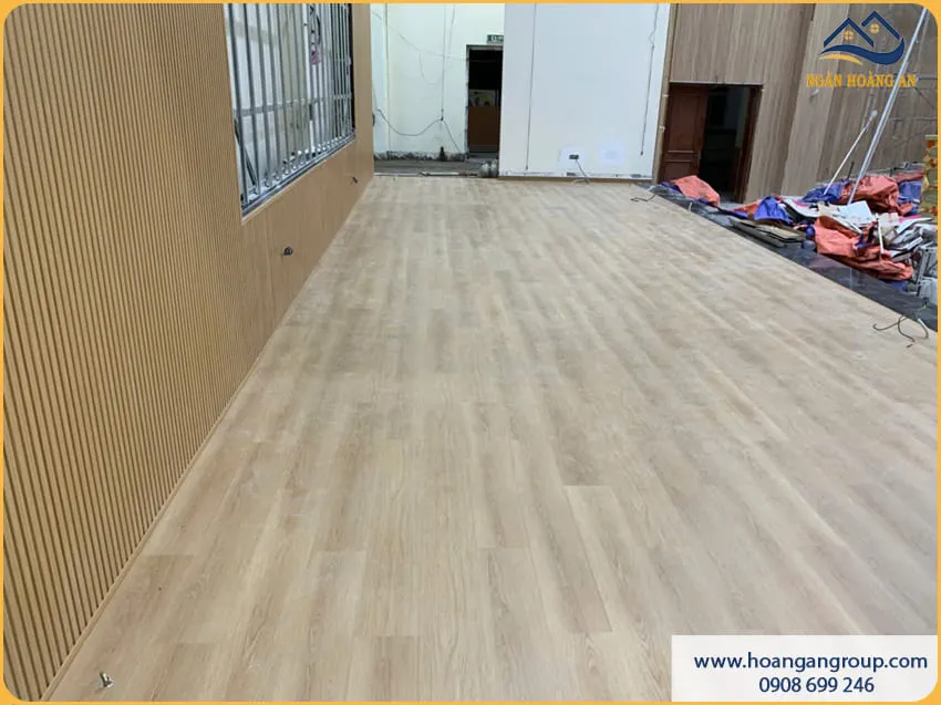 Lát Sàn Nhựa Hèm Khoá Màu Gỗ Cho Sân Khấu