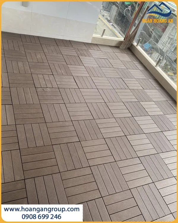 Lát Vỉ Gỗ Nhựa Kosmos Trên Sân Thượng Nhà Ở