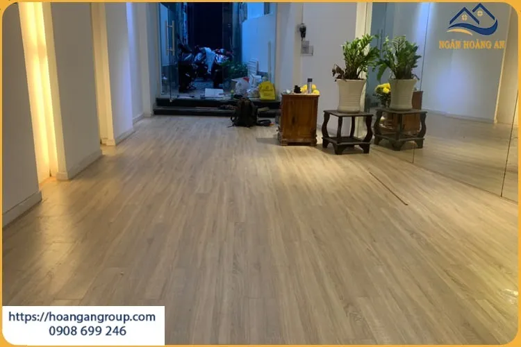 Lót Nền Sàn Gỗ Công Nghiệp Sang Trọng Cho Phòng Khách