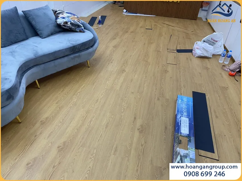 Lót Sàn Cửa Hàng Spa Bằng Sàn Nhựa Dán Keo Độc Đáo Lót Sàn Cửa Hàng Spa Bằng Sàn Nhựa Dán Keo Độc Đáo