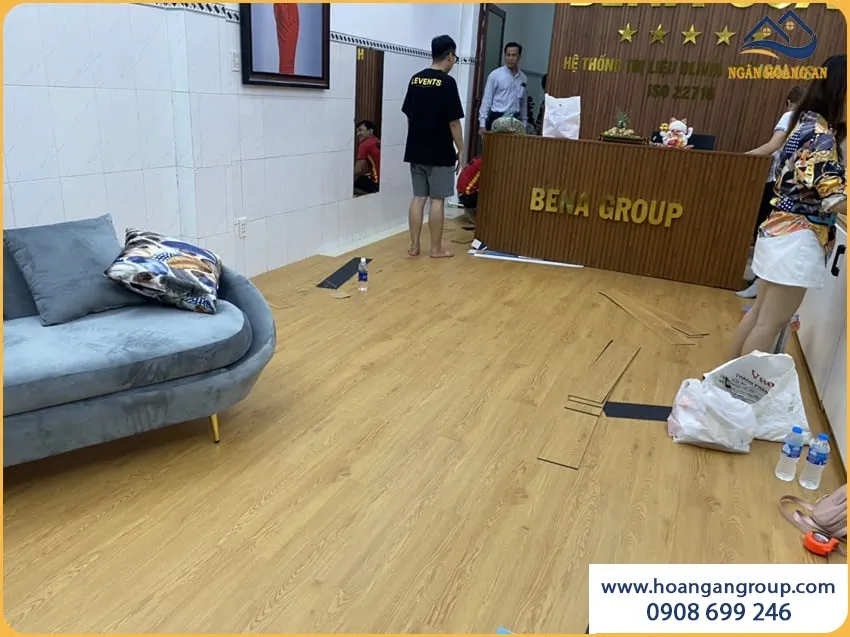 Lót Sàn Dán Keo Cho Cửa Hàng Spa Sang Chảnh Lót Sàn Dán Keo Cho Cửa Hàng Spa Sang Chảnh