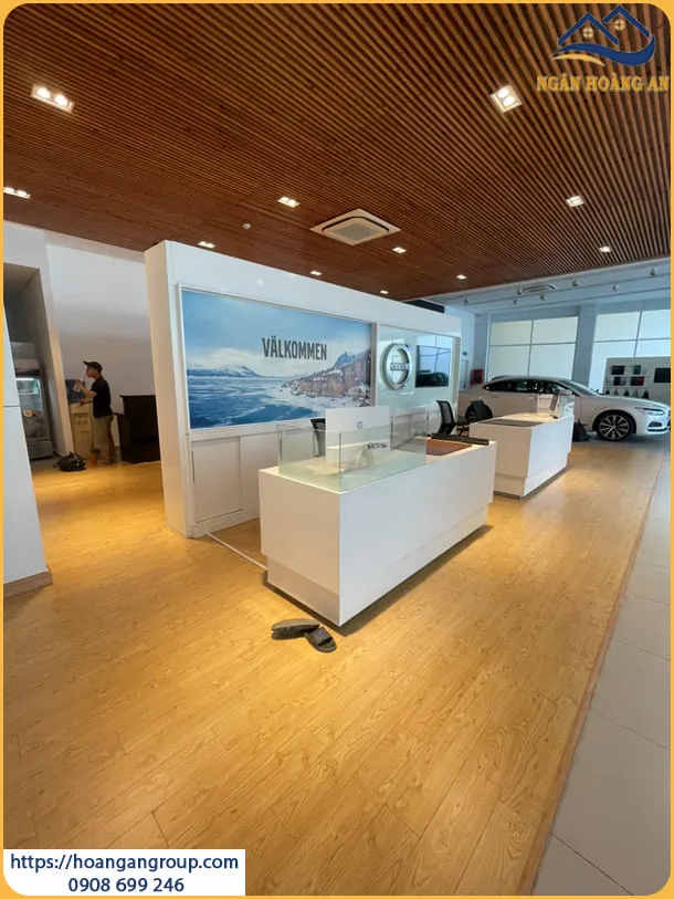Lót Sàn Gỗ Công Nghiệp Kosmos Cho Showroom Tại Quận 9 TPHCM