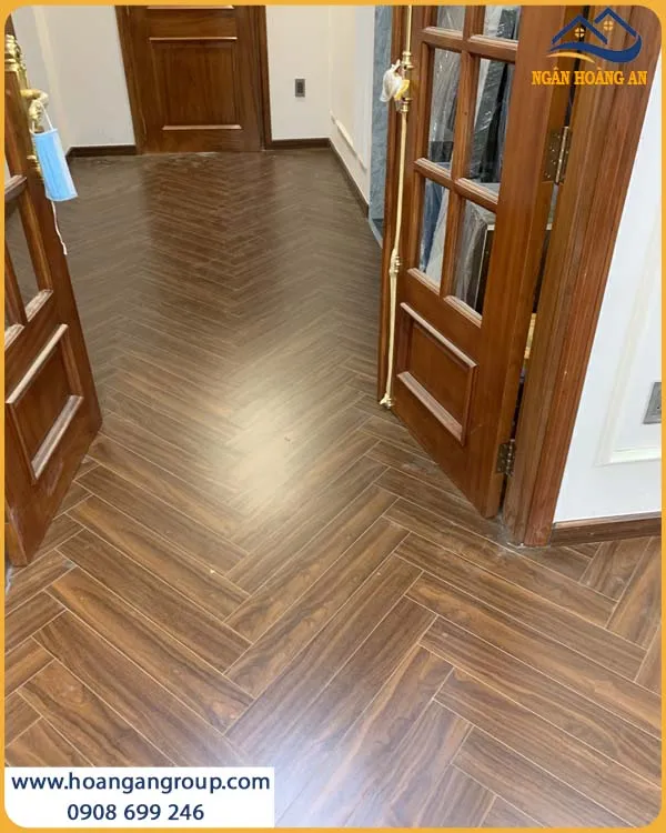 Sàn Gỗ Xương Cá Charmwood Được Lắp Đặt Thời Thượng Cho Phòng Khách Sàn Gỗ Xương Cá Charmwood Được Lắp Đặt Thời Thượng Cho Phòng Khách