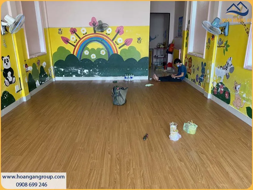 Thi Công Sàn Nhựa Dán Keo Giả Gỗ Cho Trường Học Mới Xây Dựng
