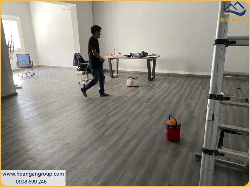 Cải Tạo Văn Phòng Bằng Sàn Nhựa Dán Keo Giả Gỗ