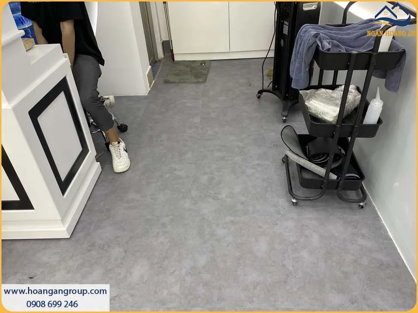 Hoàn Thiện Mặt Sàn Kinh Doanh Với Sàn Nhựa Dán Keo Giả Bê Tông