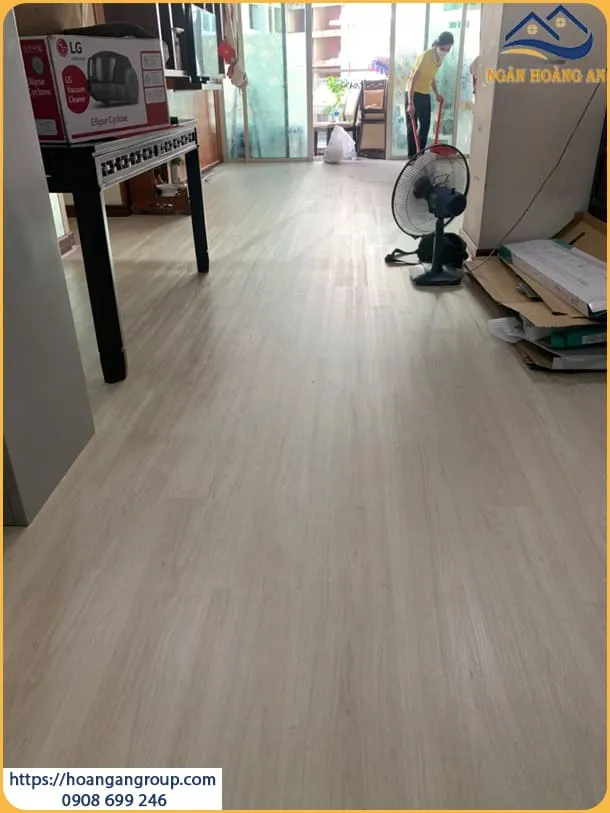 Lót Sàn Nhựa Giả Gỗ Cho Nhà Hàng Tại Quận 4 TPHCM