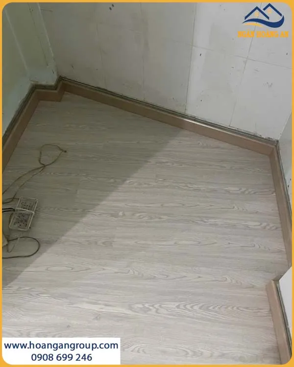 Bề Mặt Sàn Nhựa Hèm Khóa Kosmos SPC5001 Sạch Đẹp Sau Hoàn Thiện Bề Mặt Sàn Nhựa Hèm Khóa Kosmos SPC5001 Sạch Đẹp Sau Hoàn Thiện