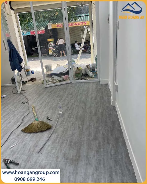 Vẻ Đẹp Ấm Áp Của Sàn Nhựa Dán Keo Trong Phòng Khách