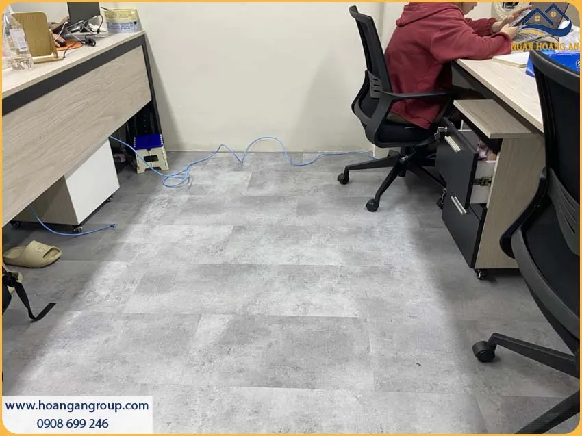 Cải Tạo Khu Vực Công Ty Với Sàn Nhựa Hèm Khóa Bền Đẹp