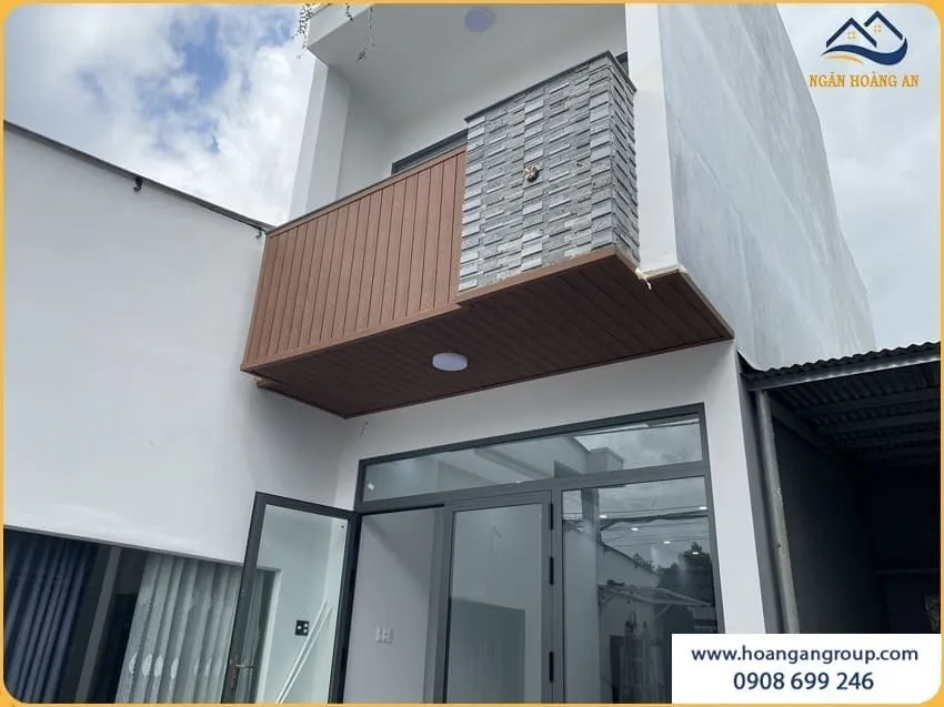 Mái Hiên Ban Công Cao Cấp Với Tấm Ốp Gỗ Nhựa Ngoài Trời