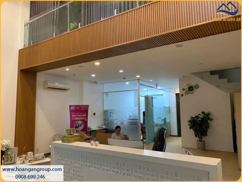 Không Gian Cửa Hàng Hiện Đại Với Lam Sóng Giả Gỗ