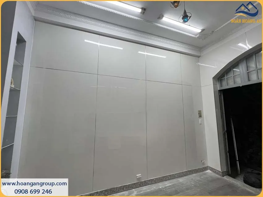 Thi Công PVC Màu Trắng Cho Không Gian Cửa Hàng