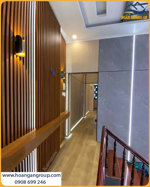Hình Ảnh Tấm Ốp Than Tre Tạo Điểm Nhấn Hành Lang