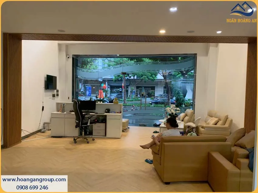 Thi Công Lam Sóng Giả Gỗ Giúp Cửa Hàng Thêm Thu Hút