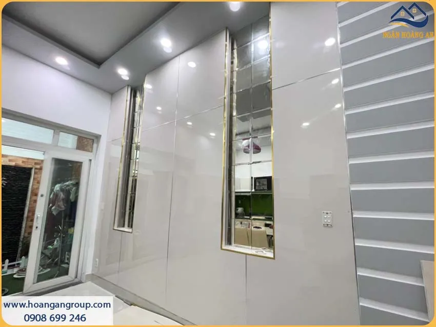 Không Gian Phòng Khách Nổi Bật Với Tấm PVC Trắng Trơn