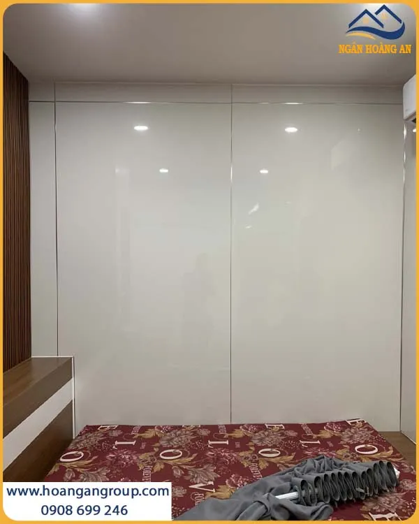 Phòng Ngủ Hiện Đại Với Tấm PVC Màu Trắng Phòng Ngủ Hiện Đại Với Tấm PVC Màu Trắng