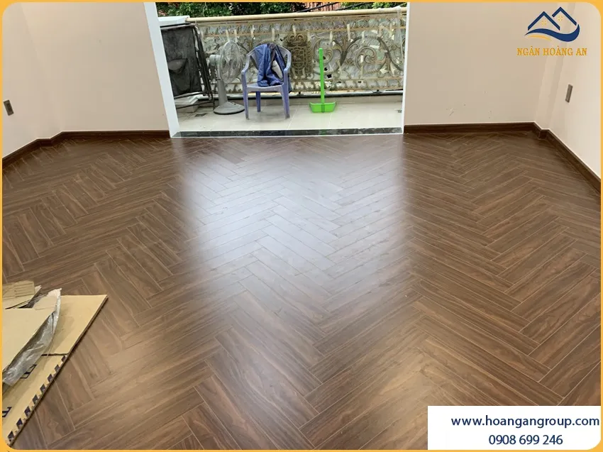 Mẫu Sàn Gỗ Xương Cá Chống Trầy Cho Phòng Khách Gia Đình