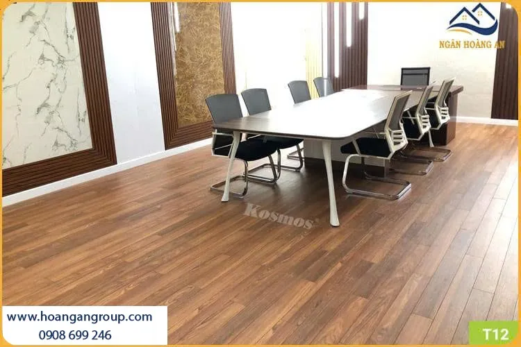 Thi Công Sàn Gỗ Kosmos Bề Mặt Ổn Định, Không Dễ Phai Màu Thi Công Sàn Gỗ Kosmos Bề Mặt Ổn Định, Không Dễ Phai Màu