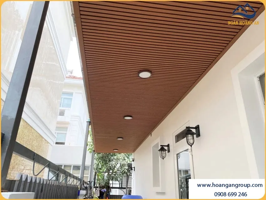 Trần Mái Hiên Được Ốp Gỗ Nhựa Ngoài Trời Kosmos Sang Trọng