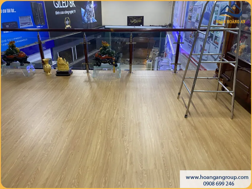 Nhà Ở Ấm Cúng Với Sàn Nhựa Hèm Khoá Màu Gỗ