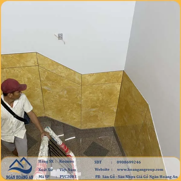 Hình Ảnh Ốp Lamri PVC Giả Đá Làm Nổi Bật Khu Vực Cầu Thang