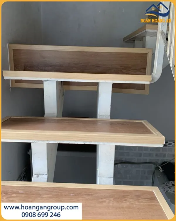 Ốp Bậc Cầu Thang Bằng Sàn Nhựa Hèm Khoá Glotex