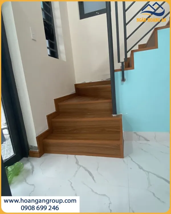 Ốp Bậc Cầu Thang Bằng Sàn Nhựa Hèm Khoá Kosmos N1682
