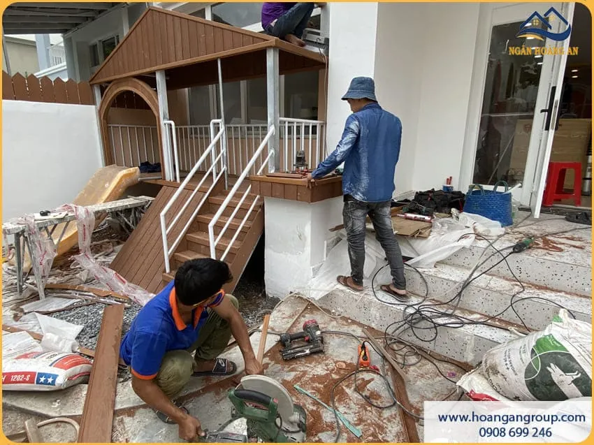 Ốp Gỗ Nhựa Ngoài Trời Kosmos Light Wood Đang Thi Công Ốp Gỗ Nhựa Ngoài Trời Kosmos Light Wood Đang Thi Công