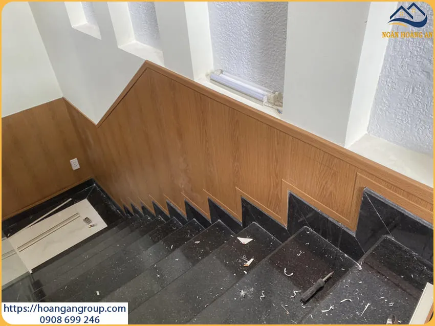 Ốp Lamri Chân Tường Nano Giả Gỗ Cho Lối Đi Cầu Thang Tại Thủ Đức TPHCM