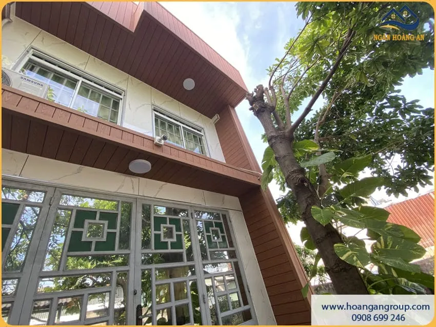 Ốp Mặt Tiền Nhà Bằng Tấm Ốp Gỗ Nhựa Komsos