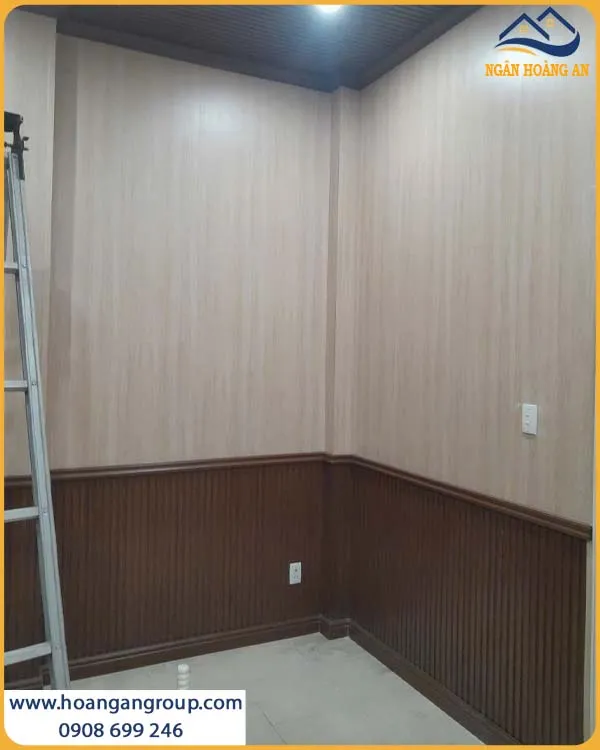 Hình Ảnh Hoàn Thiện Phòng Khách Với Lam Sóng Giả Gỗ