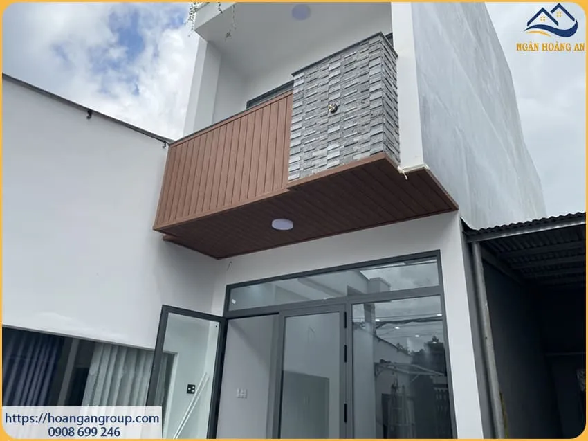 Ốp Trần Gỗ Nhựa Ngoài Trời Cho Ban Công, Mái Hiên Tại Thủ Đức TPHCM