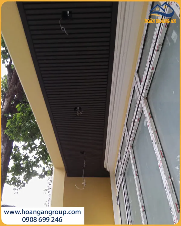 Ốp Trần Hiên Nhà Với Lam Sóng Kosmos Dark Grey Hiện Đại