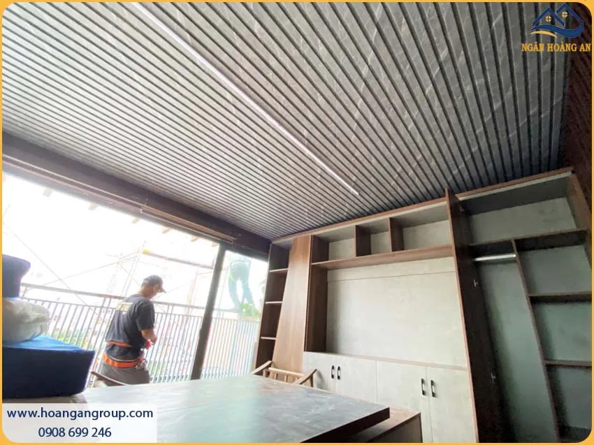 Thi Công Ốp Trần Lam 3 Sóng Thấp Kosmos Tạo Nên Sự Sang Trọng