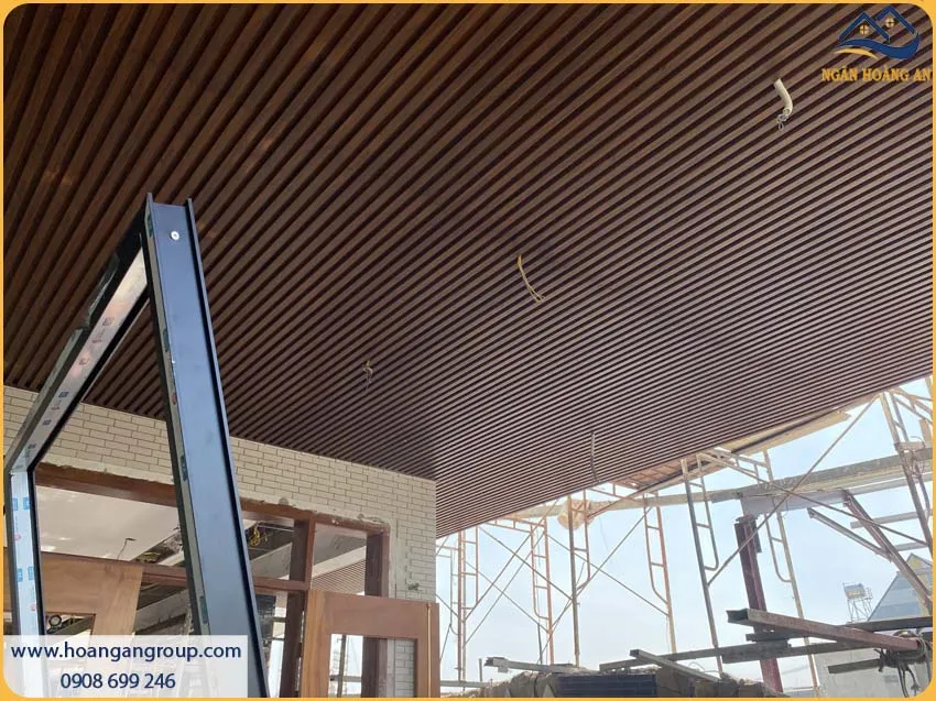 Căn Hộ Thi Công Ốp Trần Bằng Lam Sóng Giả Gỗ Kosmos Giá Thành Hợp Lý