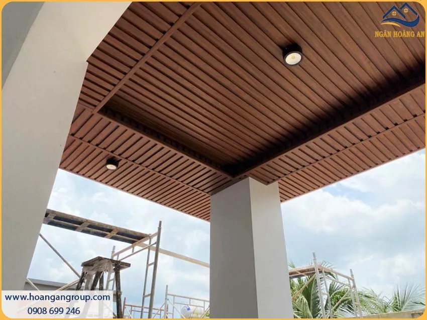 Thi Công Ốp Trần Tấm Nhựa Lam Sóng Kosmos Chắc Chắn Cho Không Gian