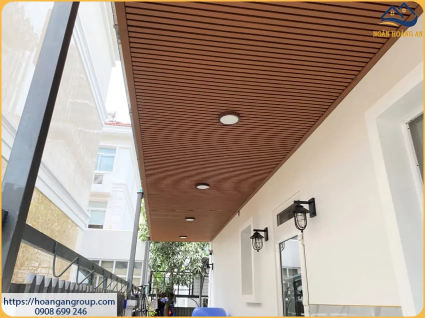 Ốp Trần Lam Sóng Gỗ Nhựa Ngoài Trời Cho Hành Lang Tại Quận 8 TPHCM