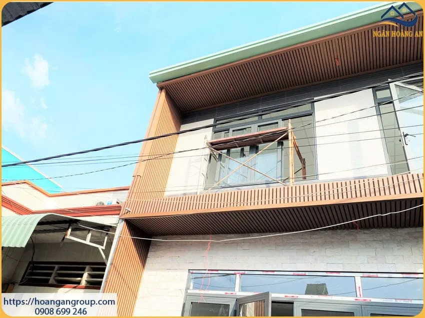 Ốp Trần Lam Sóng Gõ Nhựa Kosmos Tại Bình Tân TPHCM