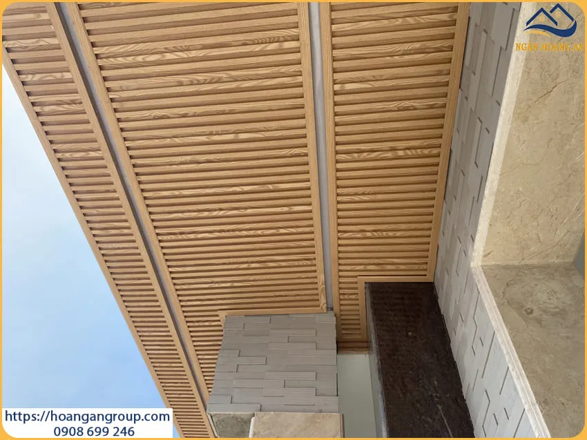 Ốp Trần Lam Sóng Nhựa Giả Gỗ Cho Mái Hiên Tại Quận 3 TPHCM
