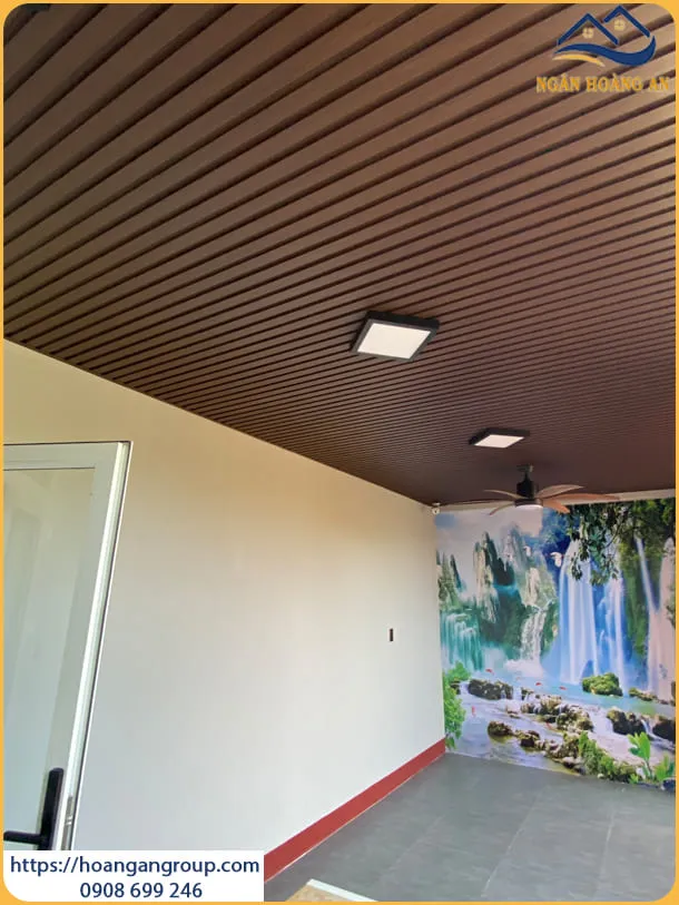 Ốp Trần Lam Sóng Nhựa Giả Gỗ Cho Nhà Ở Tại Gò Vấp TPHCM
