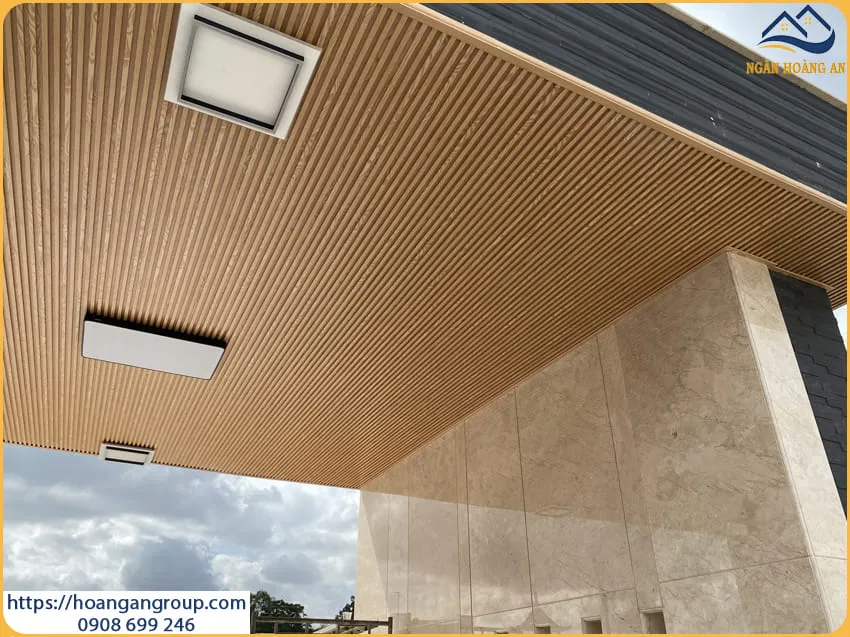 Ốp Trần Lam Sóng Nhựa Giả Gỗ Cho Nhà Ở Tại Hóc Môn TPHCM