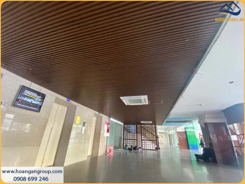 Ốp Trần Lam Sóng Nhựa Giả Gỗ iWood 5S20-D Cho Sảnh Công Ty