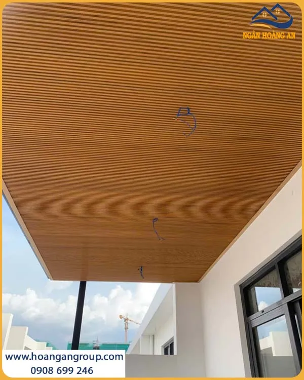 Thi Công Tấm Nhựa Lam Sóng Phủ ASA Hobiwood Cho Trần Nhà Thi Công Tấm Nhựa Lam Sóng Phủ ASA Hobiwood Cho Trần Nhà