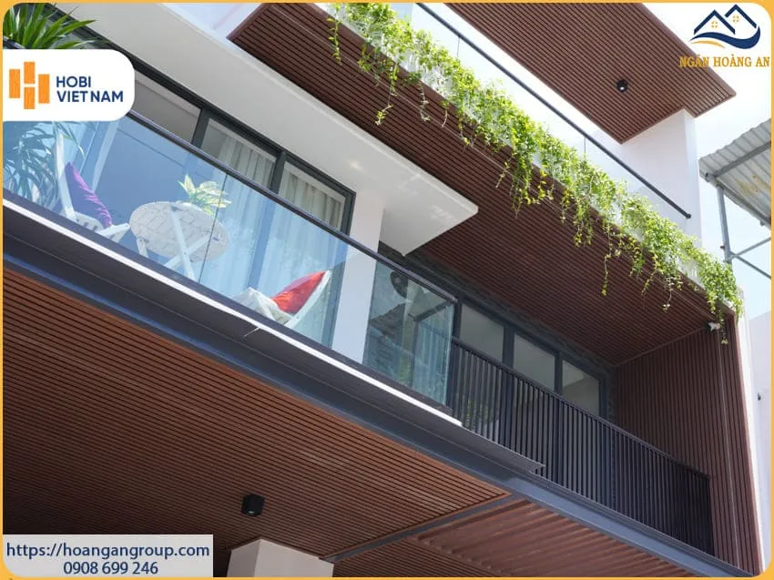 Ốp Trần Mái Hiên Bằng Lam Sóng Gỗ Nhựa Ngoài Trời Tại Tân Phú TPHCM