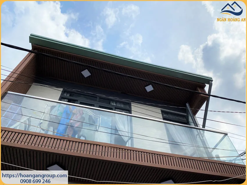 Ốp Trần Mái Hiên Lam Sóng Gỗ Nhựa Ngoài Trời Tại Gò Vấp TPHCM