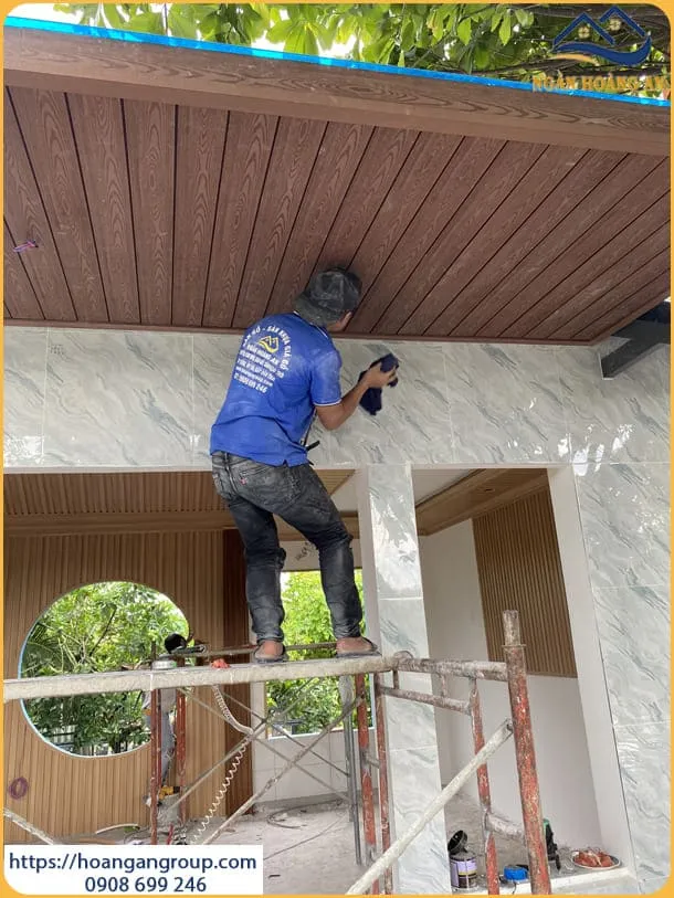 Ốp Trần Nhà Ở Bằng Tấm Ốp Gỗ Nhựa Tại Hóc Môn TPHCM